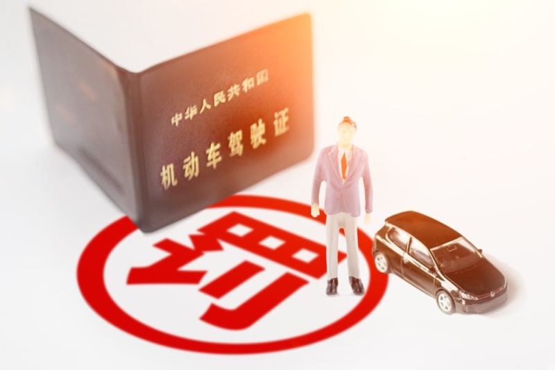 在小区的西头,有人搭建了一些违章建筑,居民认为这些违章建筑应尽早拆除 在小区的西头,有人搭建了一些违章建筑,居民认为这些违章建筑应尽早拆除
