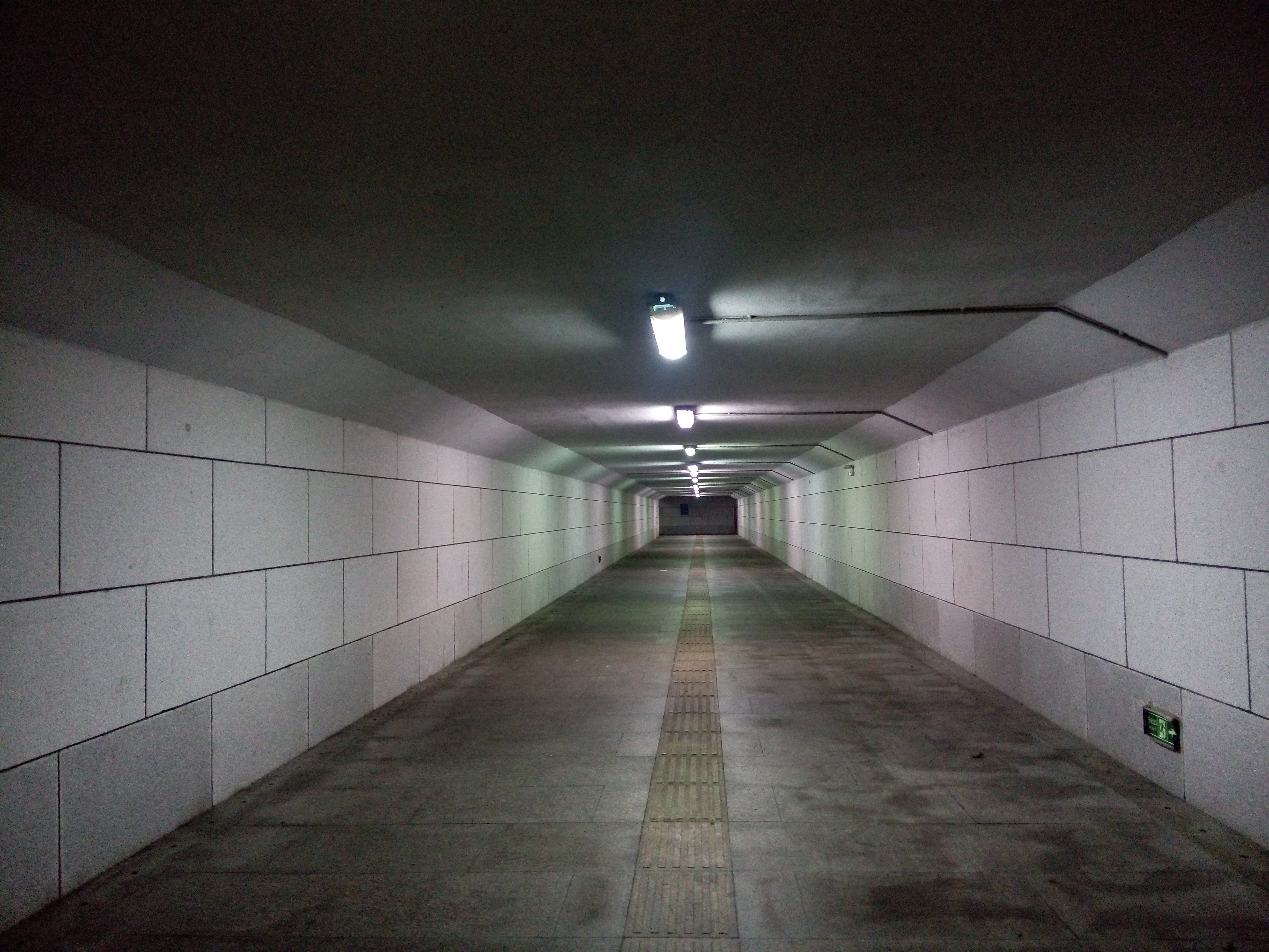 地下停车场属于开发商还是业主 地下停车场地面有什么材料