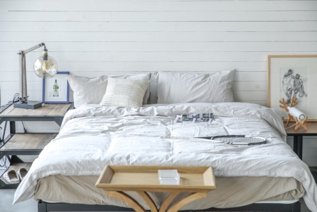 医用床头柜什么材质床头柜买多少钱的合适 选购需兼顾预算与实用性_https://www.jmylbn.com_新闻资讯_第1张