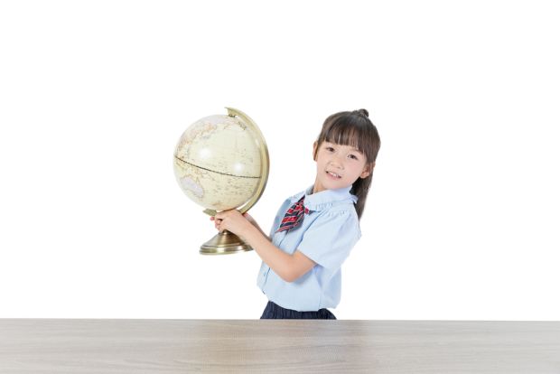 老式大桌子焕发新生，传统家具与现代家居的融合之道