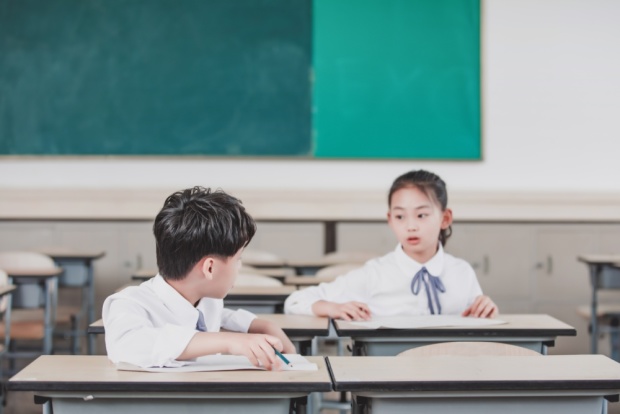 初中生用什么样的书桌比较好？科学选购指南助成长
